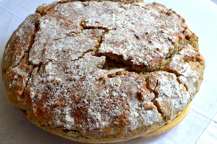 pan de trigo con semillas de amapola en un barro marroquí